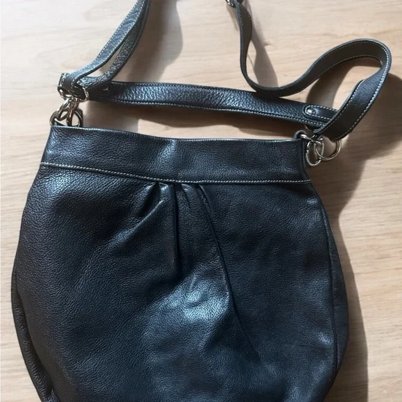 Roots Black Leather Shoulder Bag with Adjustable Strap Vintage and Hard to Find - Picture 2 of 8